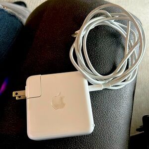 Apple MacBook   Charger